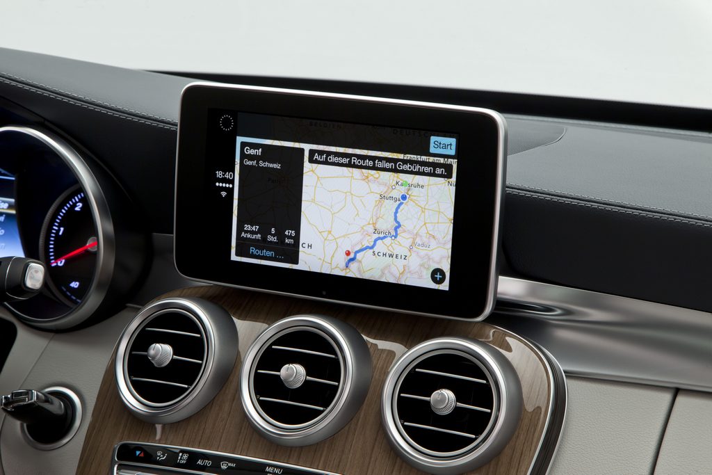 Mercedes-Benz - Apple "CarPlay"