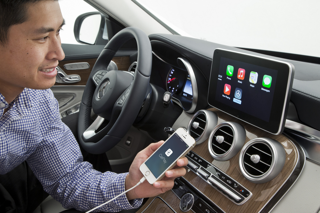 Mercedes-Benz - Apple "CarPlay"