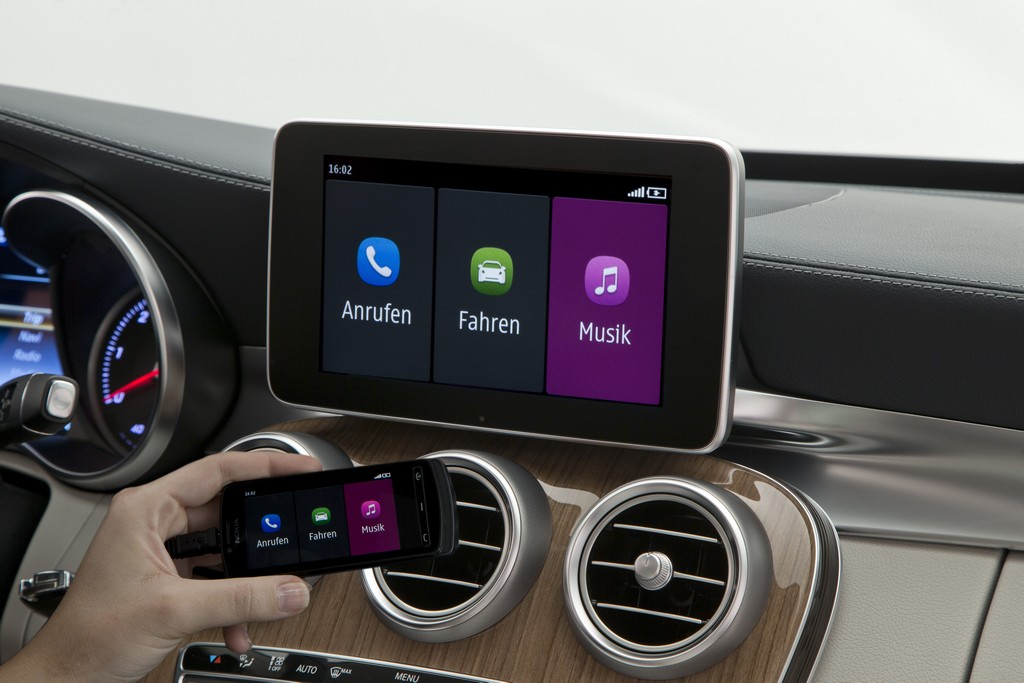 Mercedes_Apple_CarPlay-05