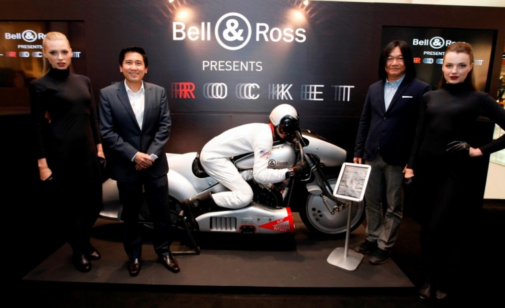 CEO of FJ Benjamin, Mr Yeoh Oon Lai (2nd from left) and General Manager of FJ Benjamin Luxury Timepieces, Mr Tong Chee Wei (2nd from right) flanked by models and posing with the ‘rocketman’ on the legendary new B-Rocket motorcycle constructed by Shaw Harley-Davidson.