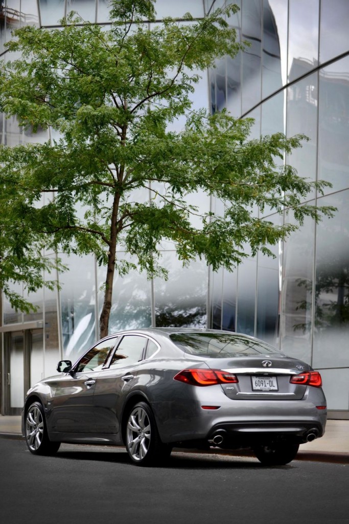 Infiniti Q70  (3)