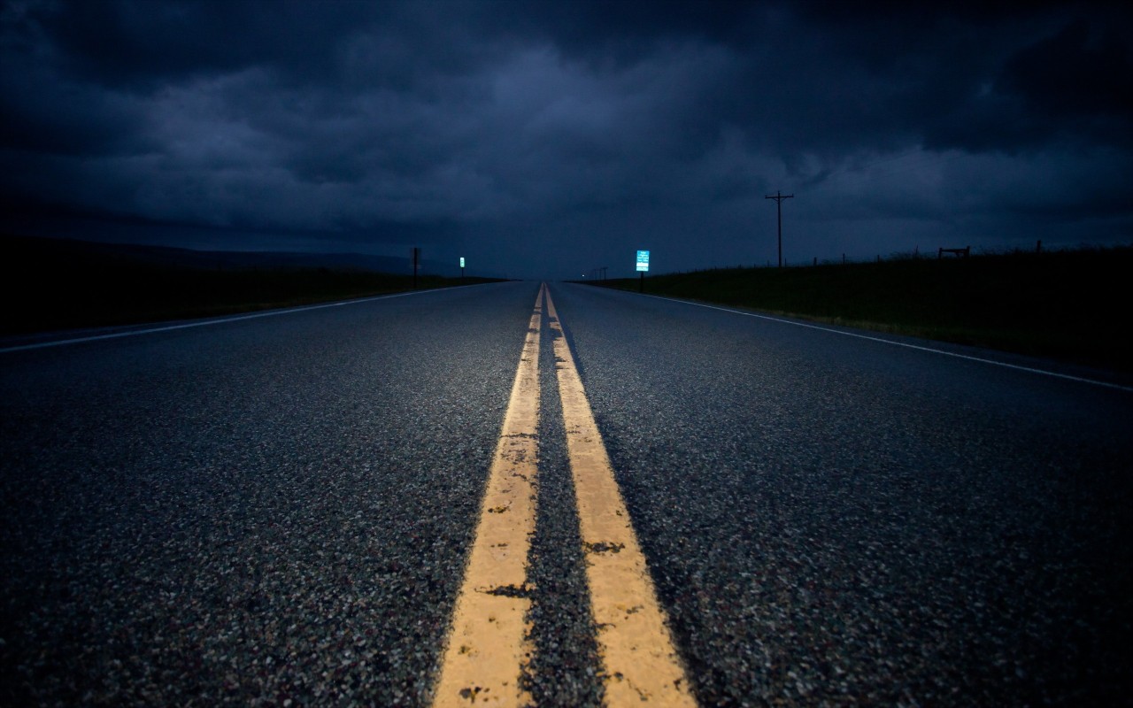 empty-road-at-night-photography-hd-wallpaper-2560x1600-6267