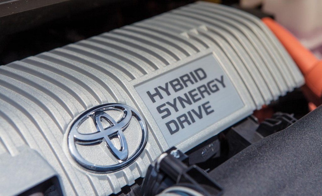 2013-toyota-prius-v-hybrid-engine-badge-photo-518200-s-1280x782