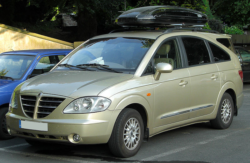 800px-SsangYong_Rodius_270_Xdi_front_20100719