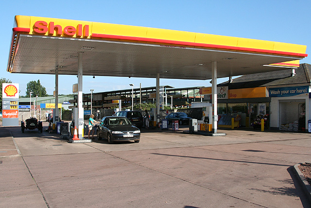 Crediton,_Shell_petrol_station_at_Station_Cross_-_geograph_org_uk_-_201606