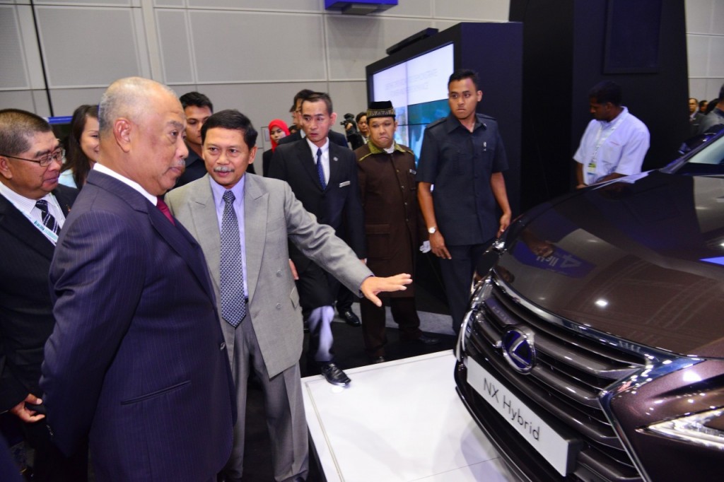Datuk Ismet Suki, President of UMW Toyota Motor explaninig the features of_ All New Lexus NX 300h to our  Deputy Prime Minister of Malaysia_ YAB Tan Sri Muhyiddin Yassin