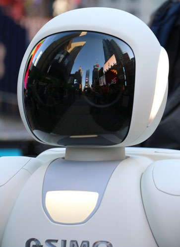 All-New_ASIMO_Takes_A_Stroll_Around_New_York (1)