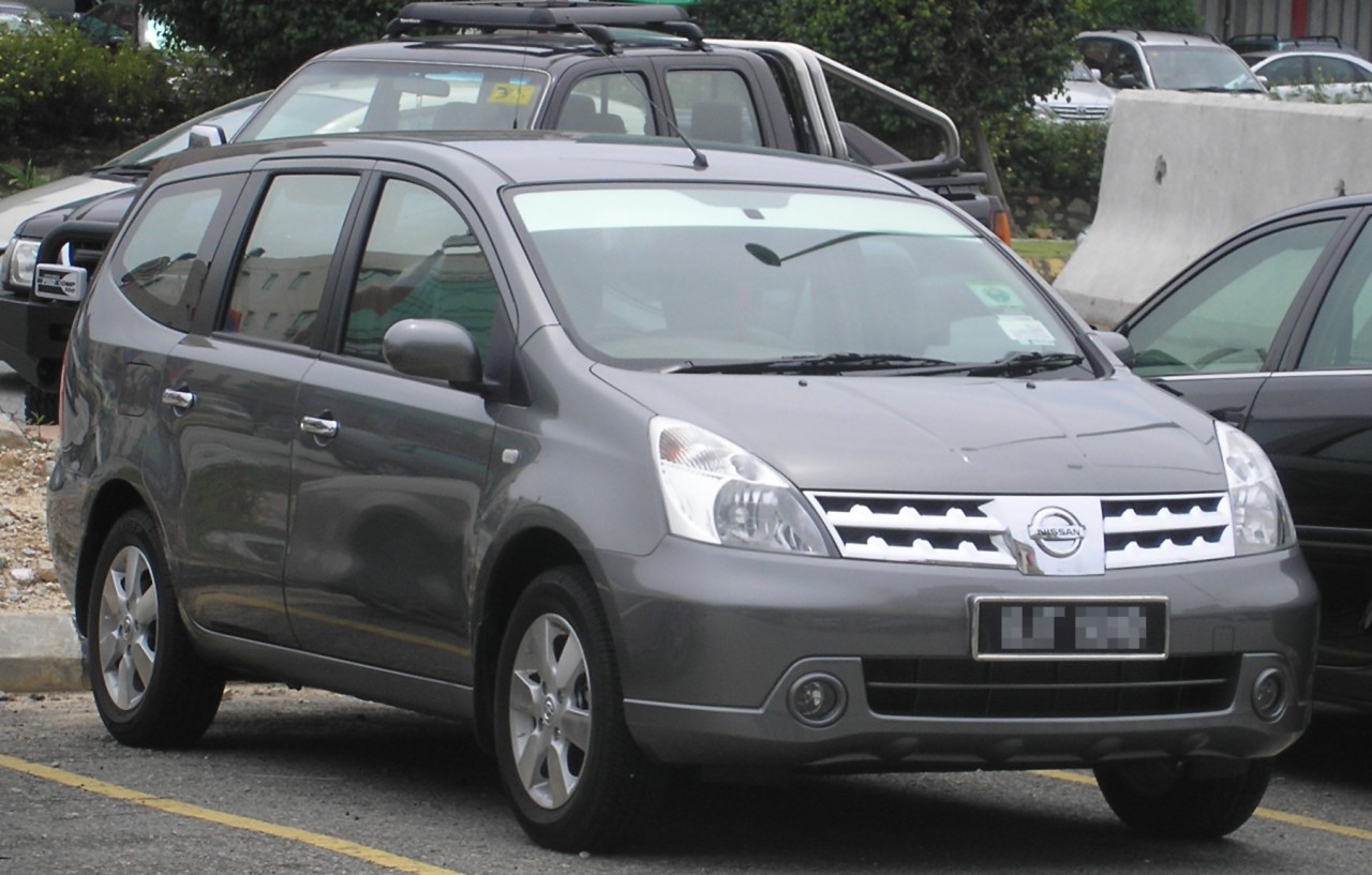 Nissan_Grand_Livina_(first_generation)_(front),_Serdang