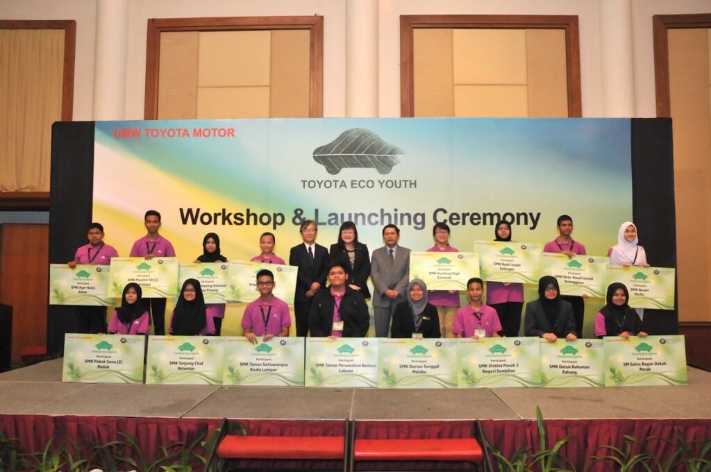 3. Group photo of all 16 participating schools with the VIP, Datuk Mary Yap Kain Ching (center), Mr Akio Takeyama (left) & Datuk Ismet Suki (right)