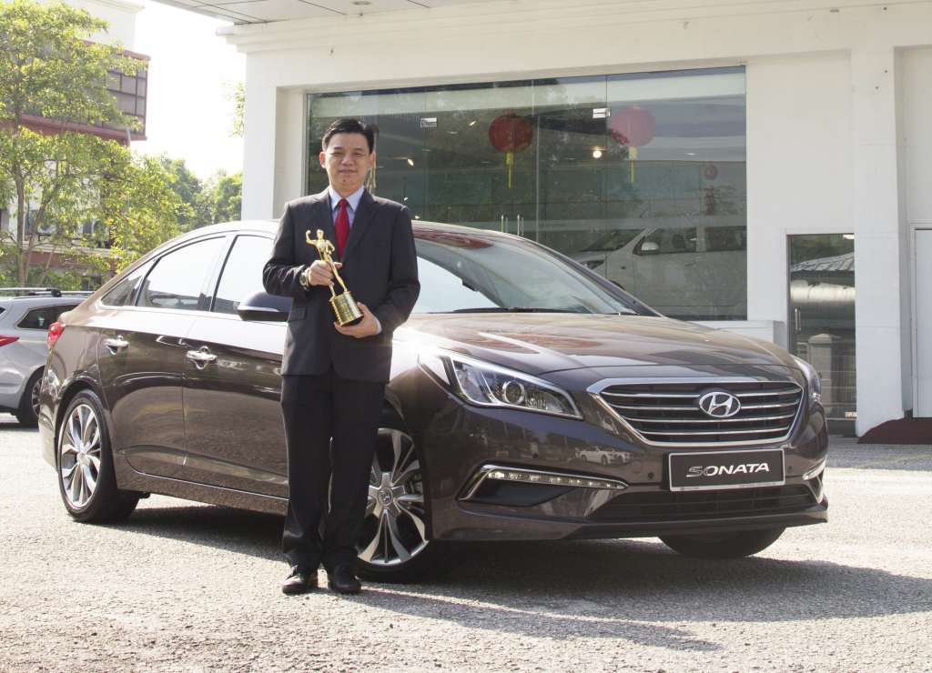 Mr Lau Yit Mun, Managing Director of HSDM with the President's Award and the Hyundai Sonata