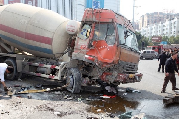 guangdong-china-cement-trucks-flatten-bmw-03-600x400