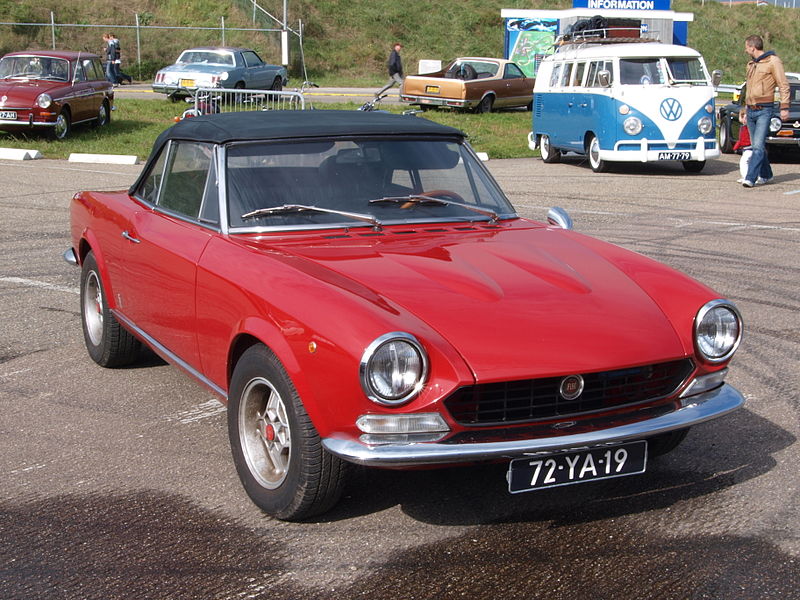 800px-Nationale_oldtimerdag_Zandvoort_2010,_1974_FIAT_124_SPORT_SPIDER_1800,_72-YA-19