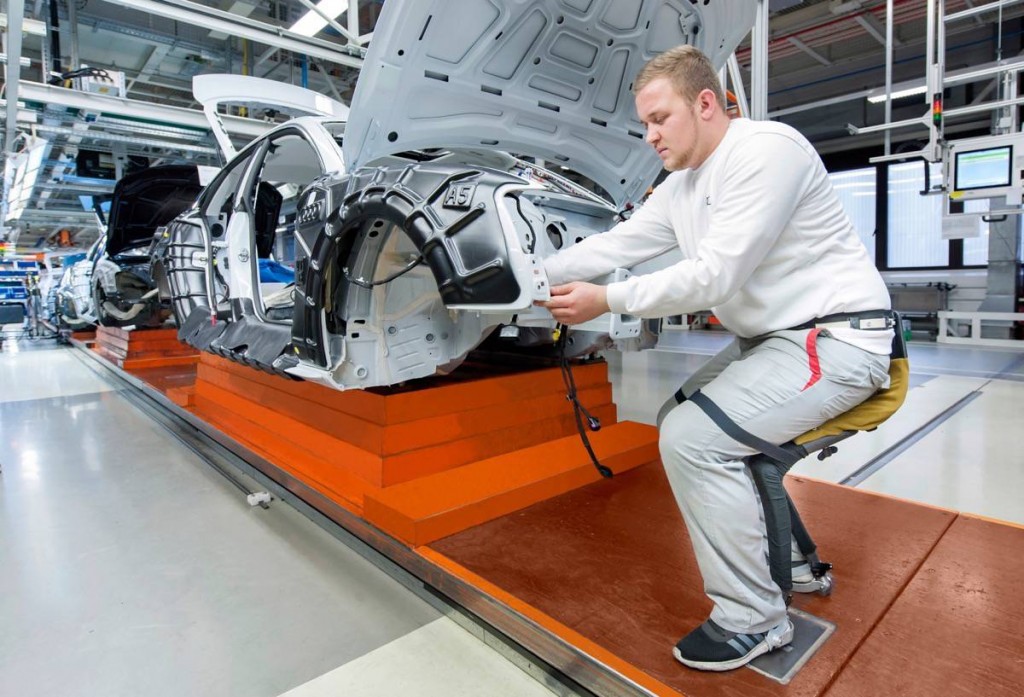 Chairless Chair fuer verbesserte Ergonomie in der Audi-Produktion