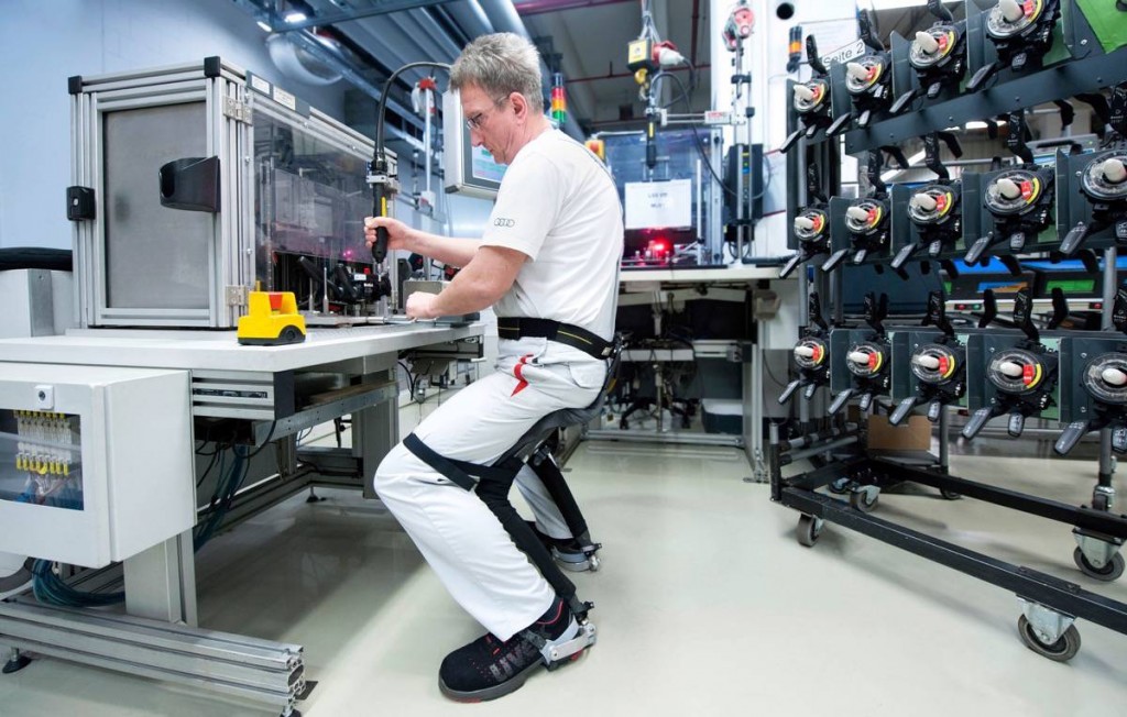 Chairless Chair fuer verbesserte Ergonomie in der Audi-Produktion