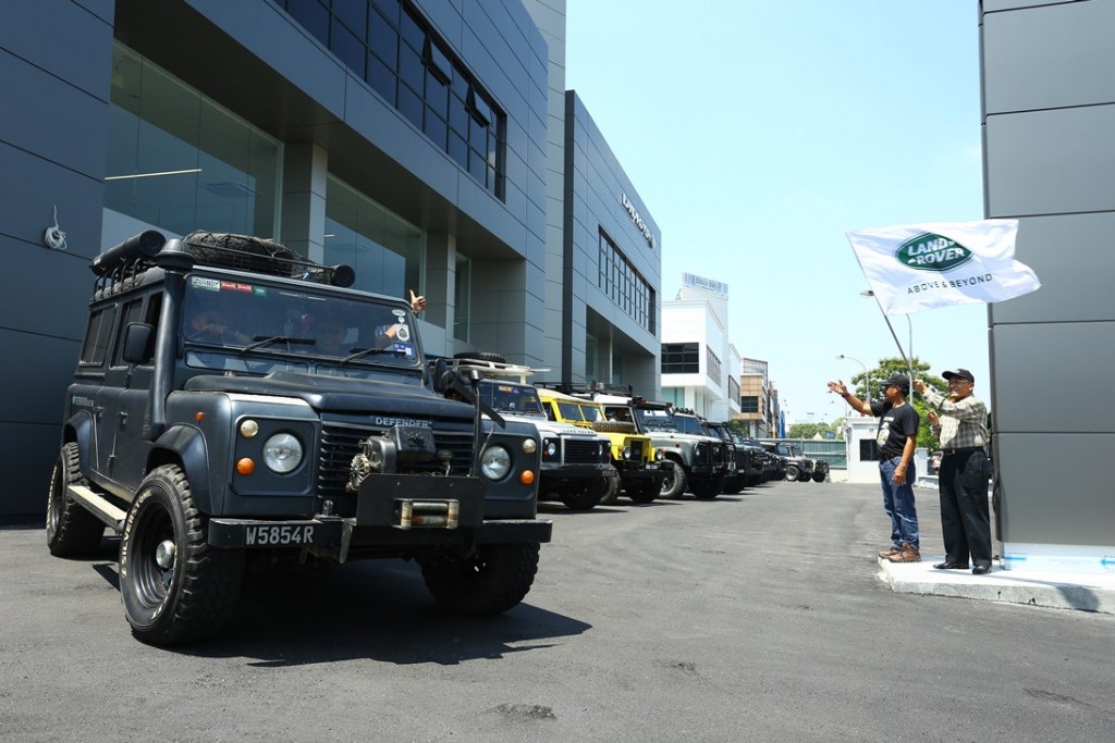 SISMA Auto Chairman Tuan Syed Hussain Syed Mohamed flagging off the 16-strong Landy De Langkawi convoy