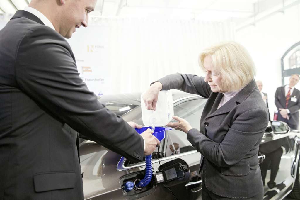 "The synthetic diesel fuel based on CO2 is a big success“, Minister of Research Prof. Dr. Johanna Wanka said.