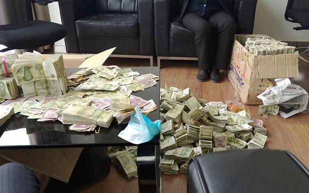 Chinese woman purchase a car with small notes (3)