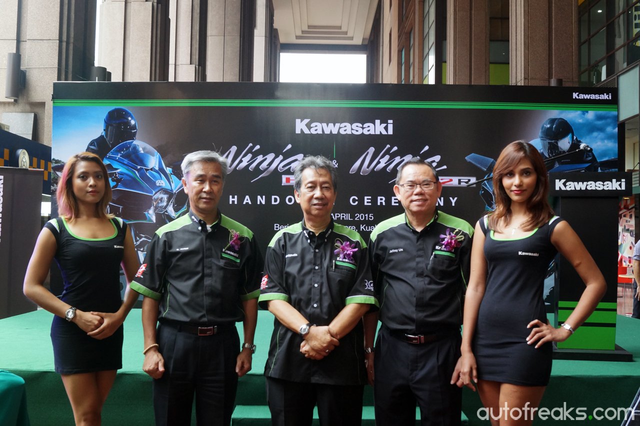 Kawasaki_H2_H2R_Handover_Ceremony (2)