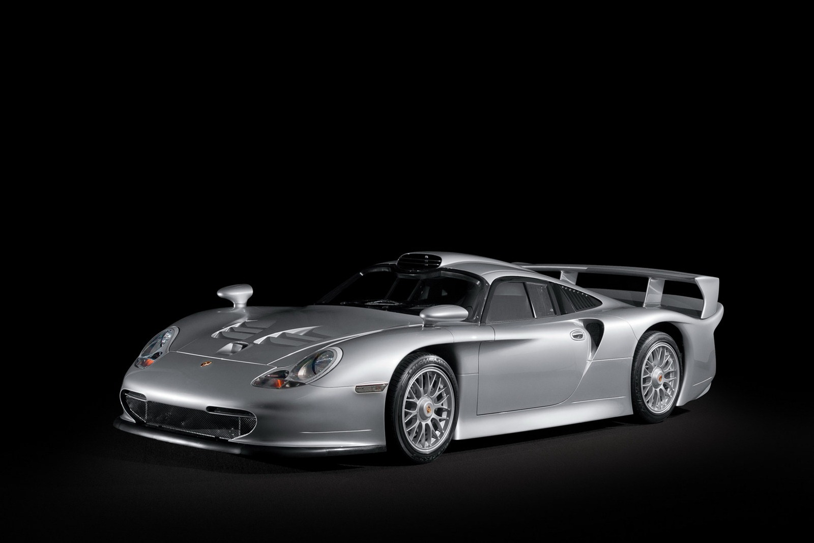 Porsche-911-GT1-1[2]