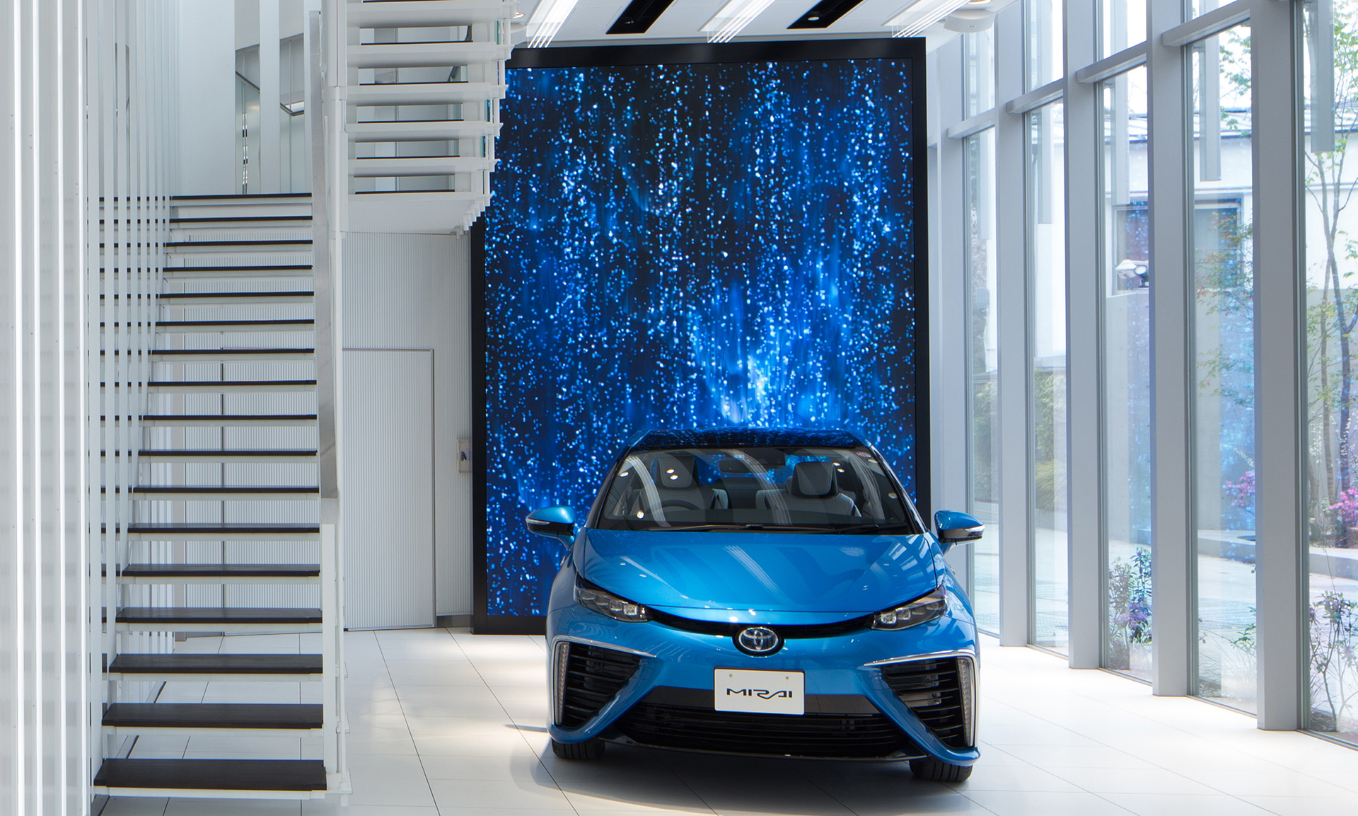 TOYOTA_Mirai_Showroom_Tokyo-4