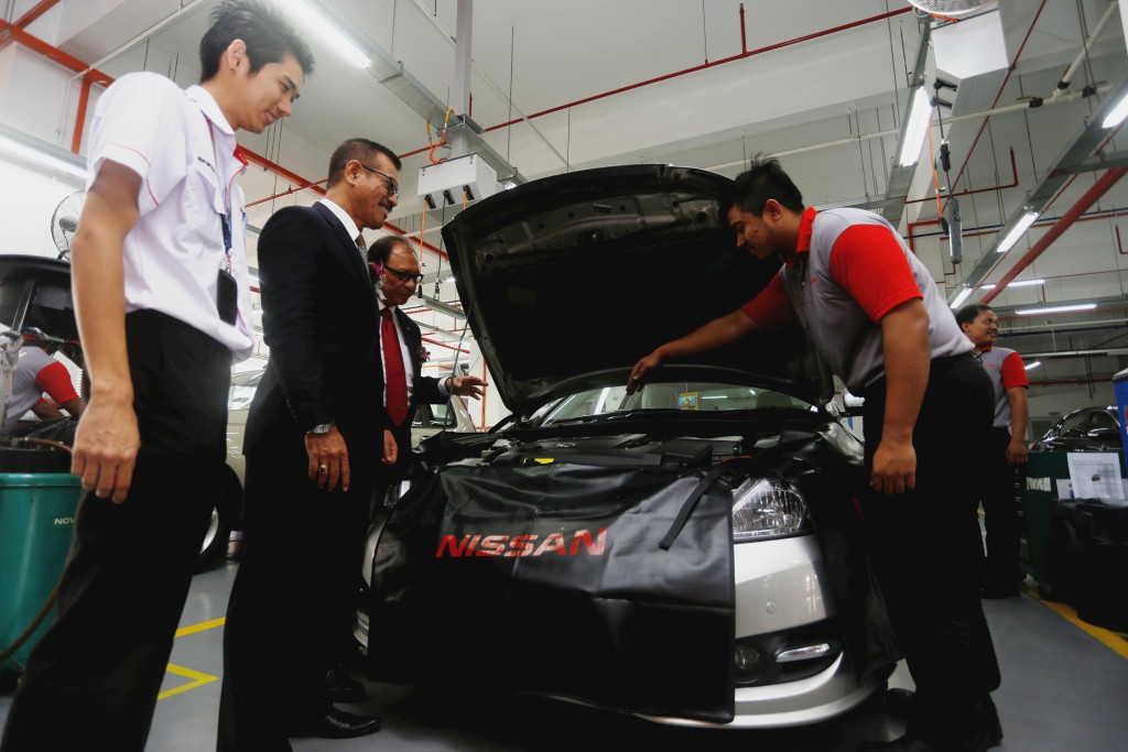 09 Datuk Bandar of JB and DDABB is inspecting the car at the Service Centre