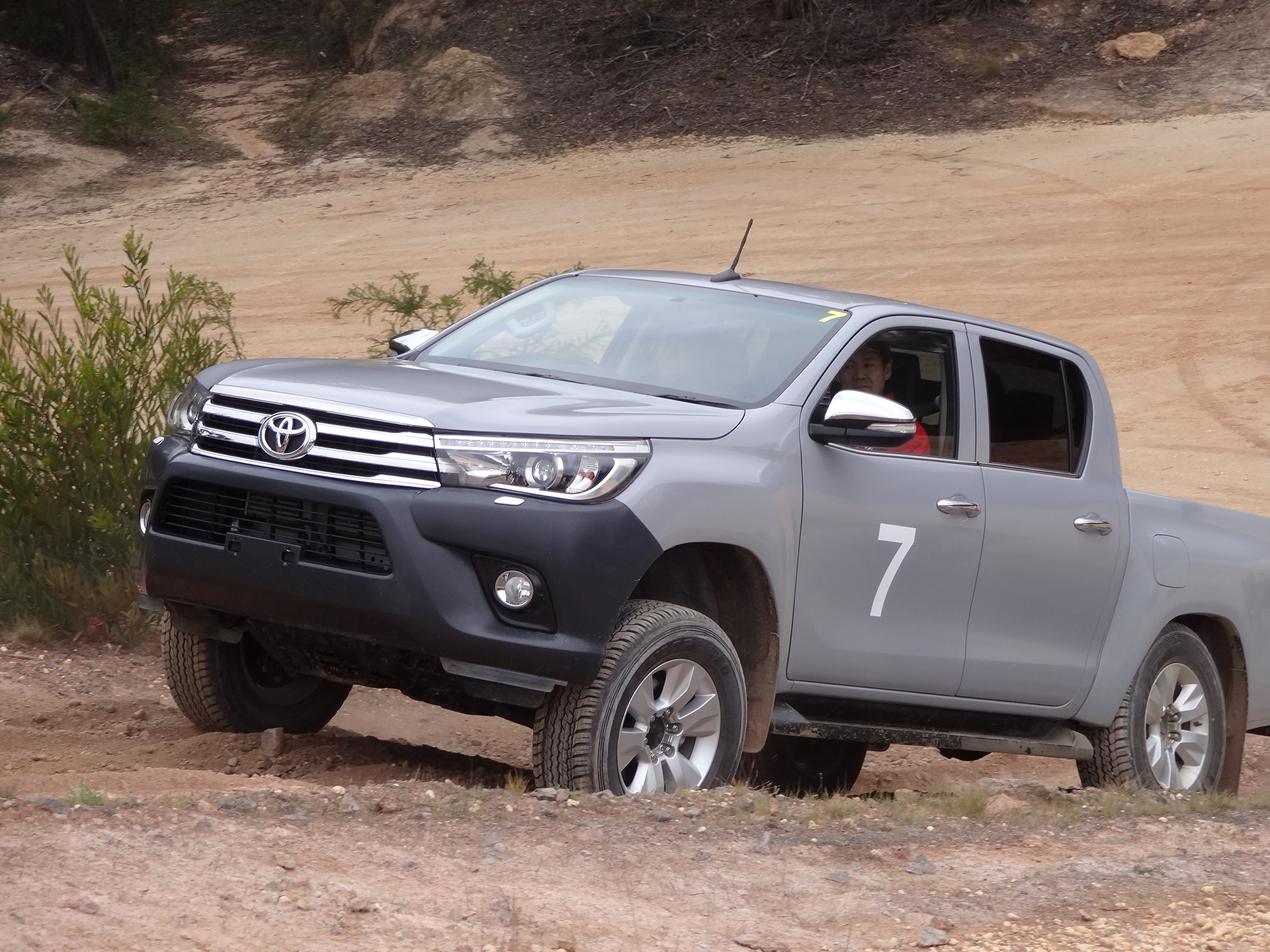 2015 Toyota Hilux (2)
