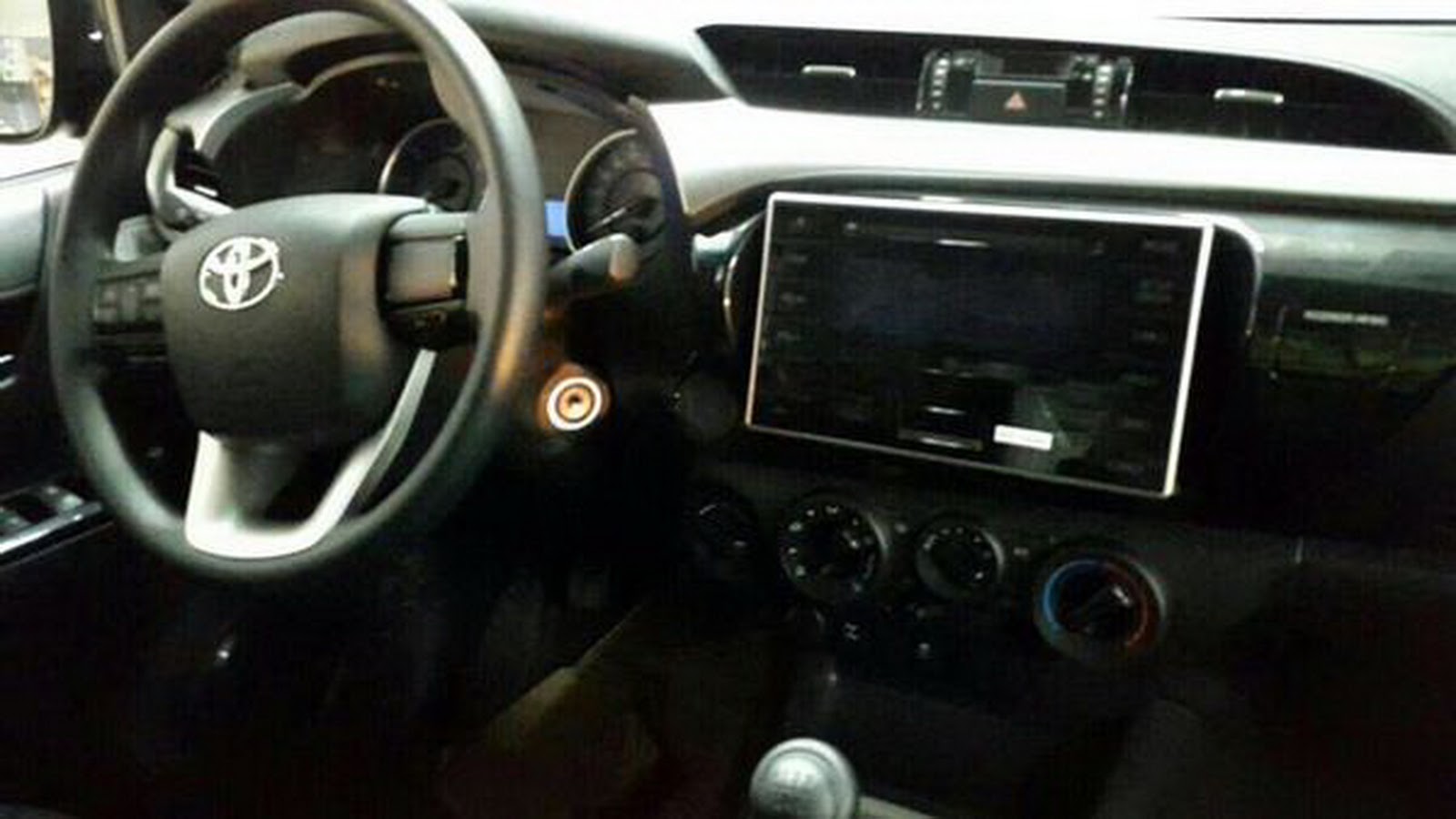 2016-Toyota-Hilux--interior2