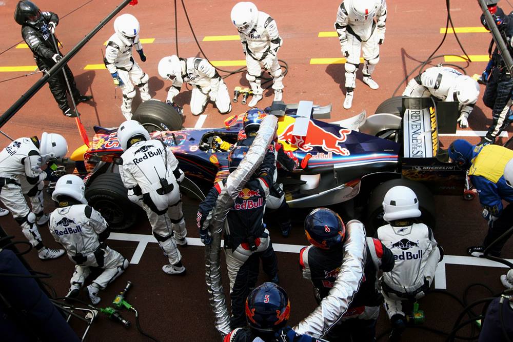 Infinity_Red_Bull_Racing_StarwarsDay-03