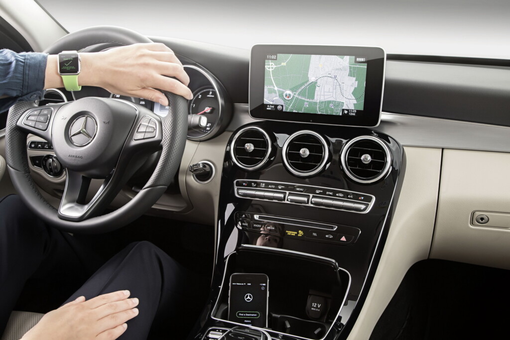 MB Companion AppZielsicher von Tür-zu-Tür mit der MB Companion App: Die MB Companion App ermöglicht es Mercedes-Benz Kunden; nach Zielen auf der Apple Watch oder dem iPhone zu suchen und diese dann als komplette „Tür-zu-Tür-Navigation“ mit ihrem Fahrzeug zu verknüpfen.