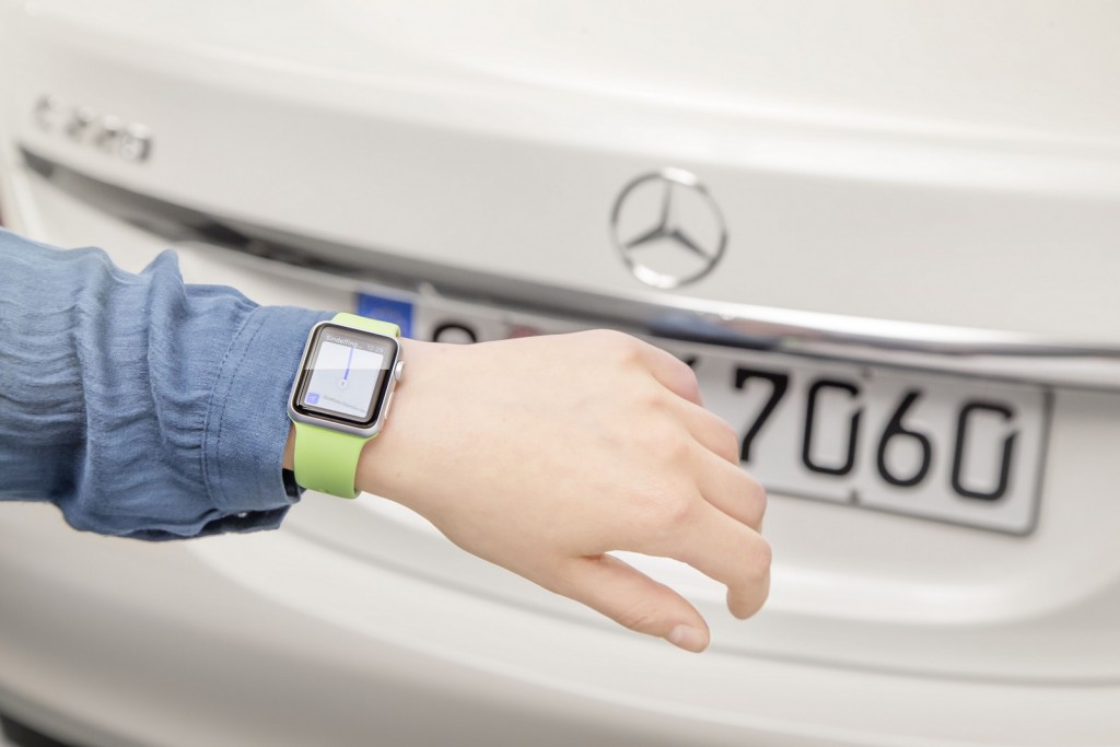 MB Companion AppZielsicher von Tür-zu-Tür mit der MB Companion App: Die MB Companion App ermöglicht es Mercedes-Benz Kunden; nach Zielen auf der Apple Watch oder dem iPhone zu suchen und diese dann als komplette „Tür-zu-Tür-Navigation“ mit ihrem Fahrzeug zu verknüpfen.