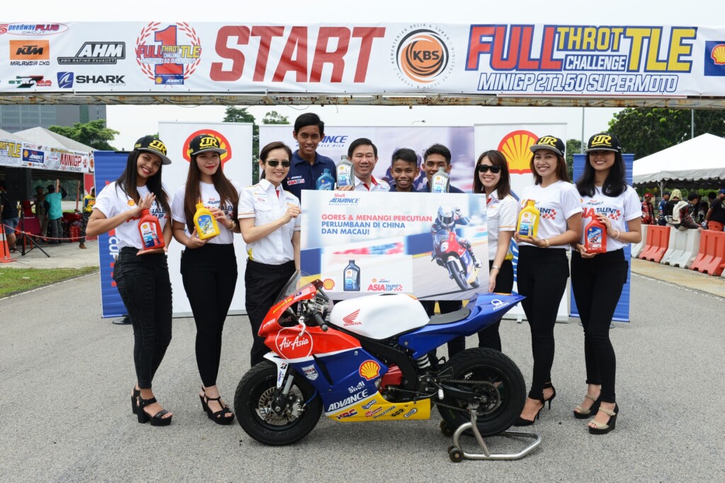 Shell Lubricants GM Mr Leslie Ng (middle) and Shell Advance Asia Talent Cup riders Fakhrusy Rostam (4th fr left), Helmi Azman and Shafiq Rasol (6th and 7th fr left) launching the promotion_2