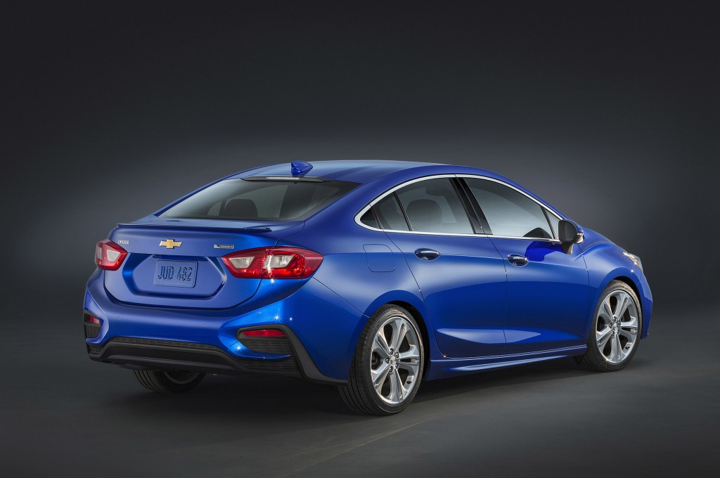 The new Cruze is 2.7 inches (68 mm) longer and nearly an inch (25 mm) shorter in height than the current model, giving it a longer and leaner appearance. A faster windshield rake and a faster-sloping rear profile lend a sportier look to the design, while the rear profile culminates in a standard integral rear spoiler that contributes to the car’s aero efficiency.