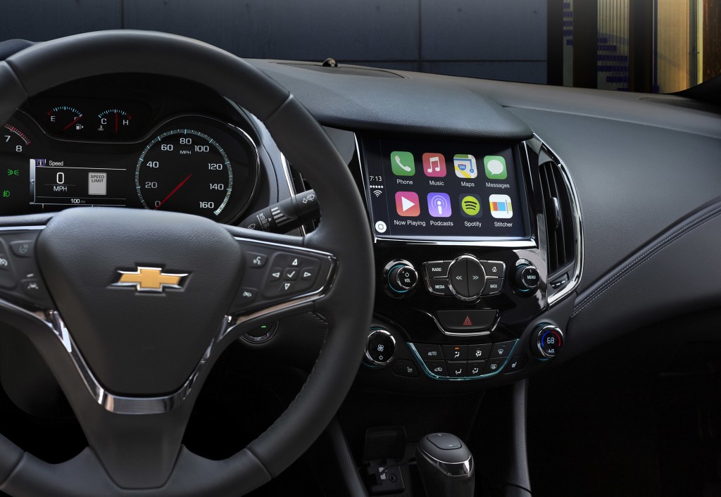 Like the exterior, the Cruze’s interior – and the instrument panel in particular – features lean, muscular and layered surfaces built around the Chevrolet-signature dual-cockpit theme.