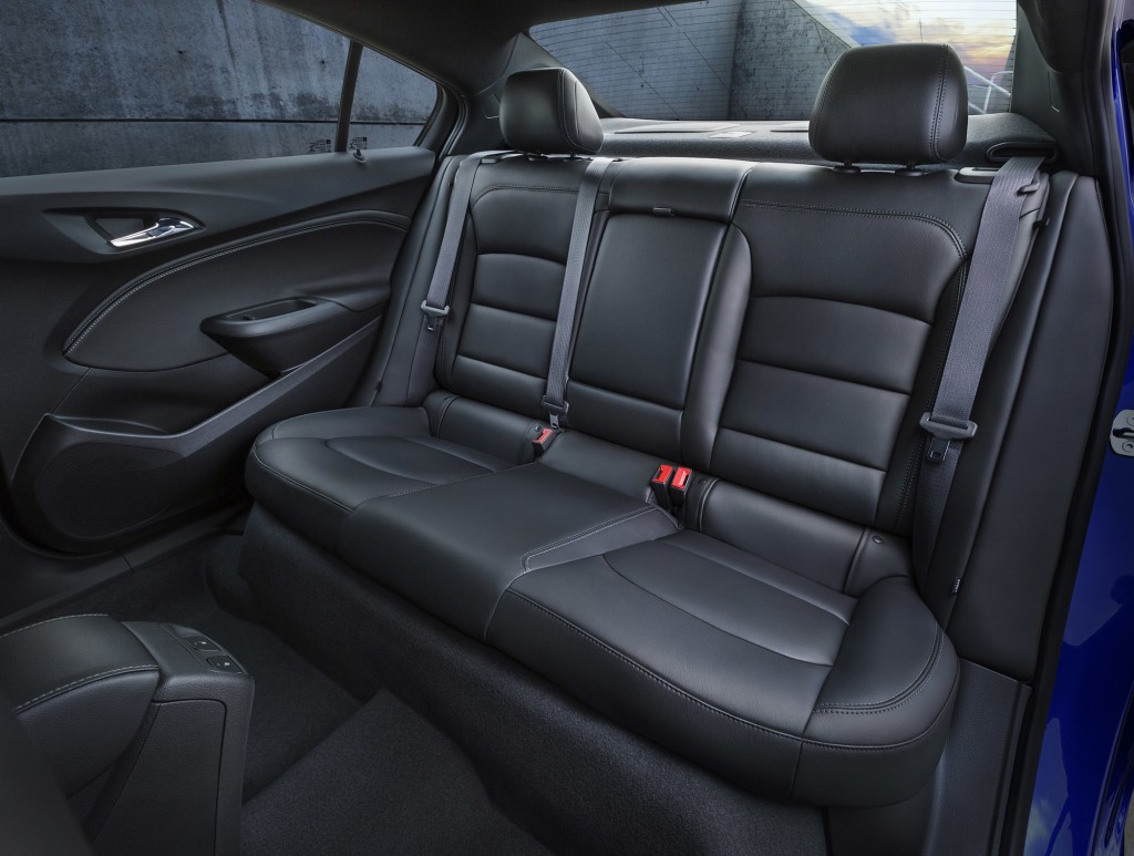 The 2016 Cruze offers more rear legroom (36.1 inches / 917 mm) and two inches (51 mm) more rear knee room and more spaciousness.