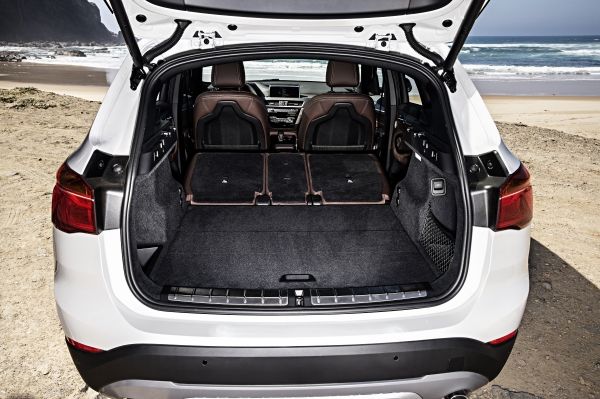 2016_BMW_X1_interior (1)