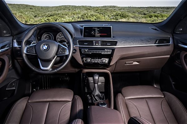 2016_BMW_X1_interior (2)
