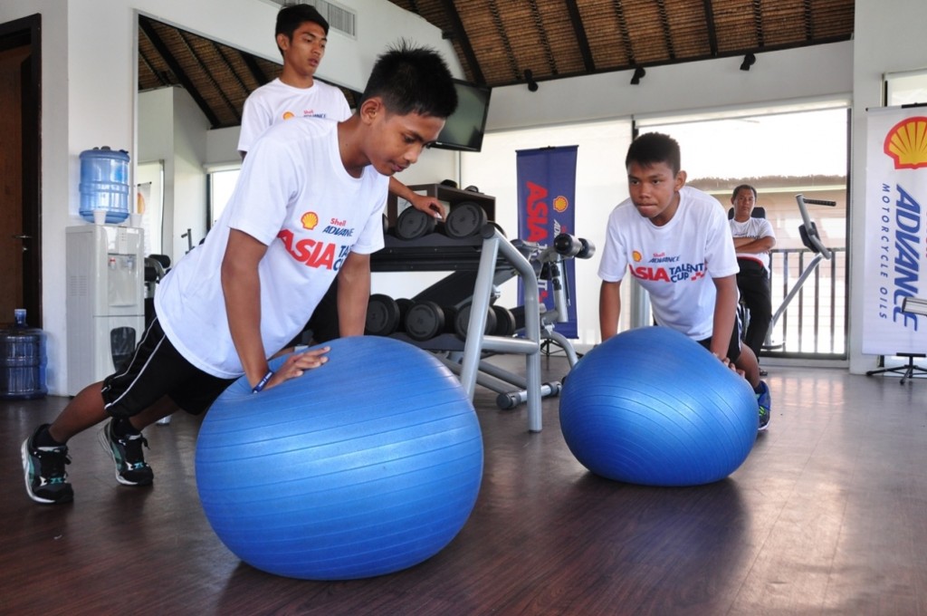 Azroy Anuar (L) and Helmi Azman work on their core muscles while Shafiq Rasol looks on