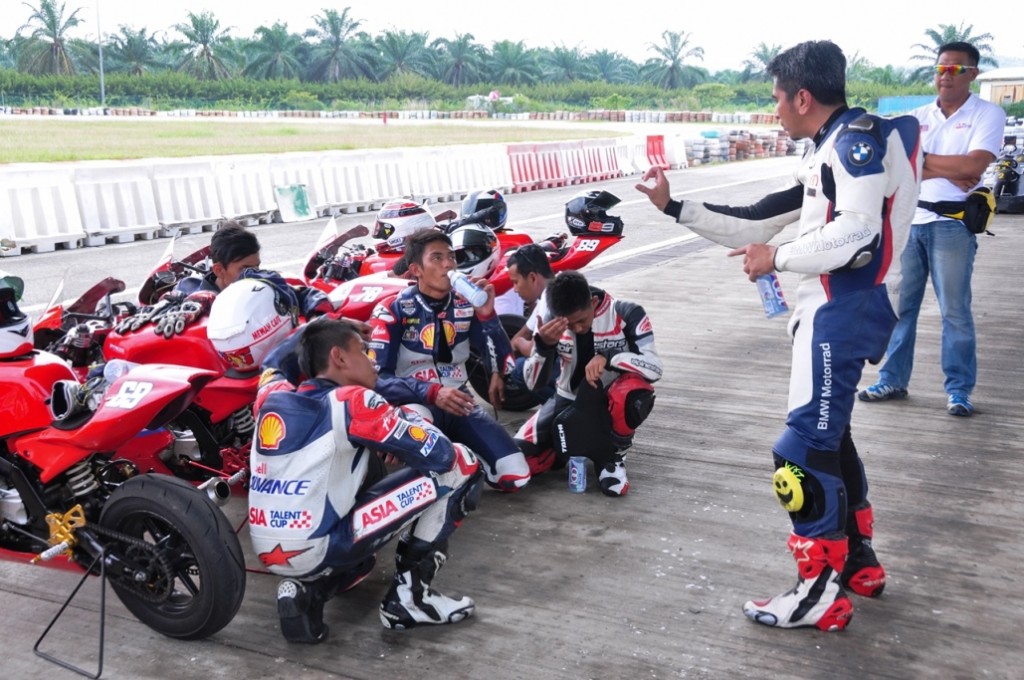 Riding coach Remon Azrem giving tips to the SAATC Team Malaysia riders (1)