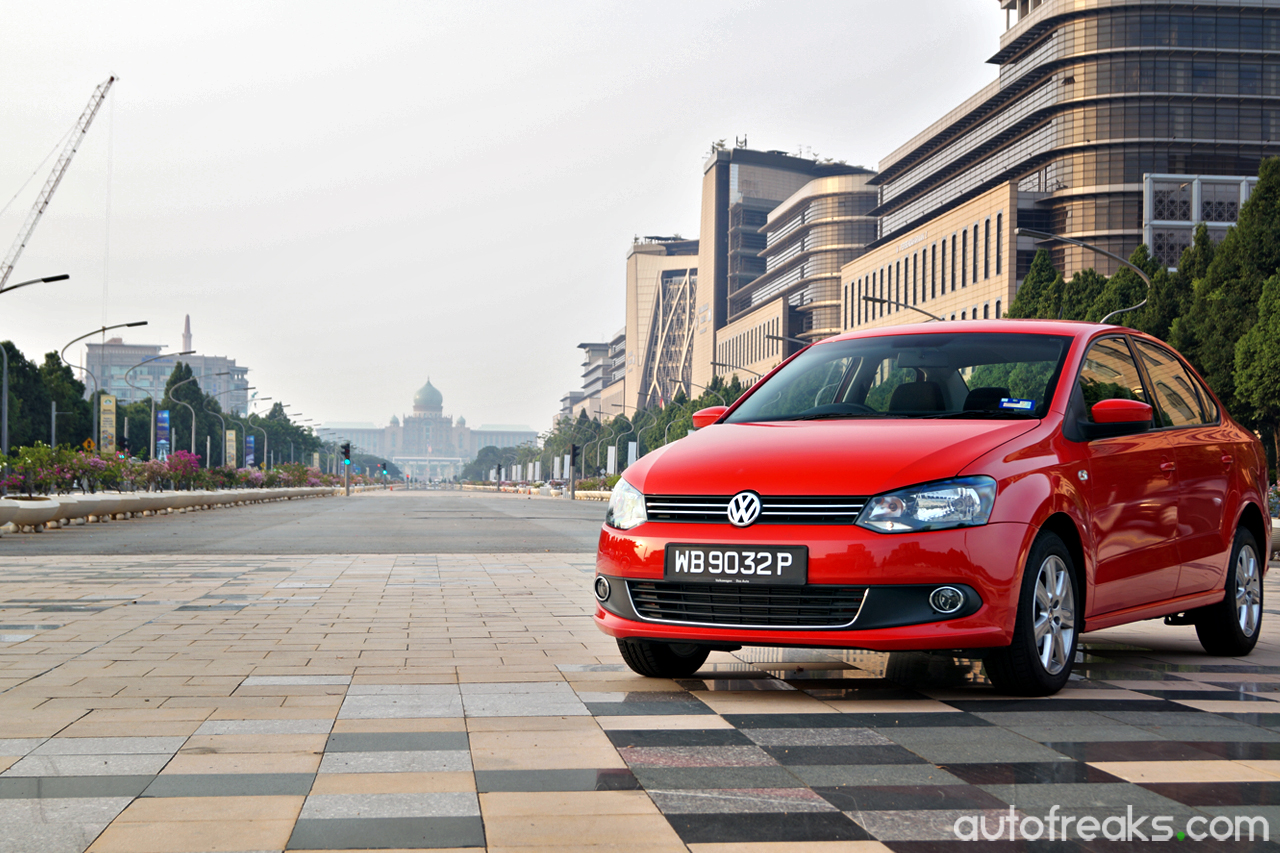 Volkswagen_VW_Polo_Sedan (2)