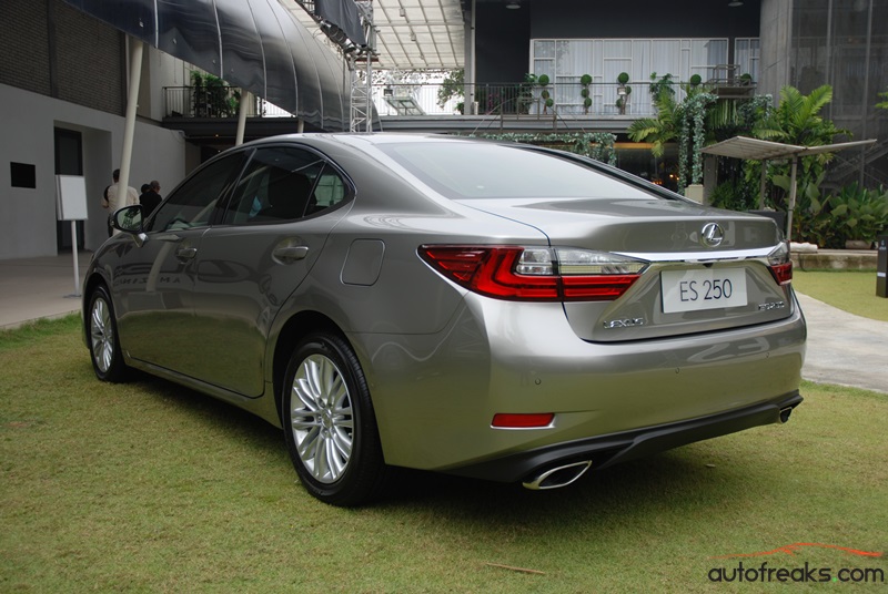 2015 Lexus ES - 21