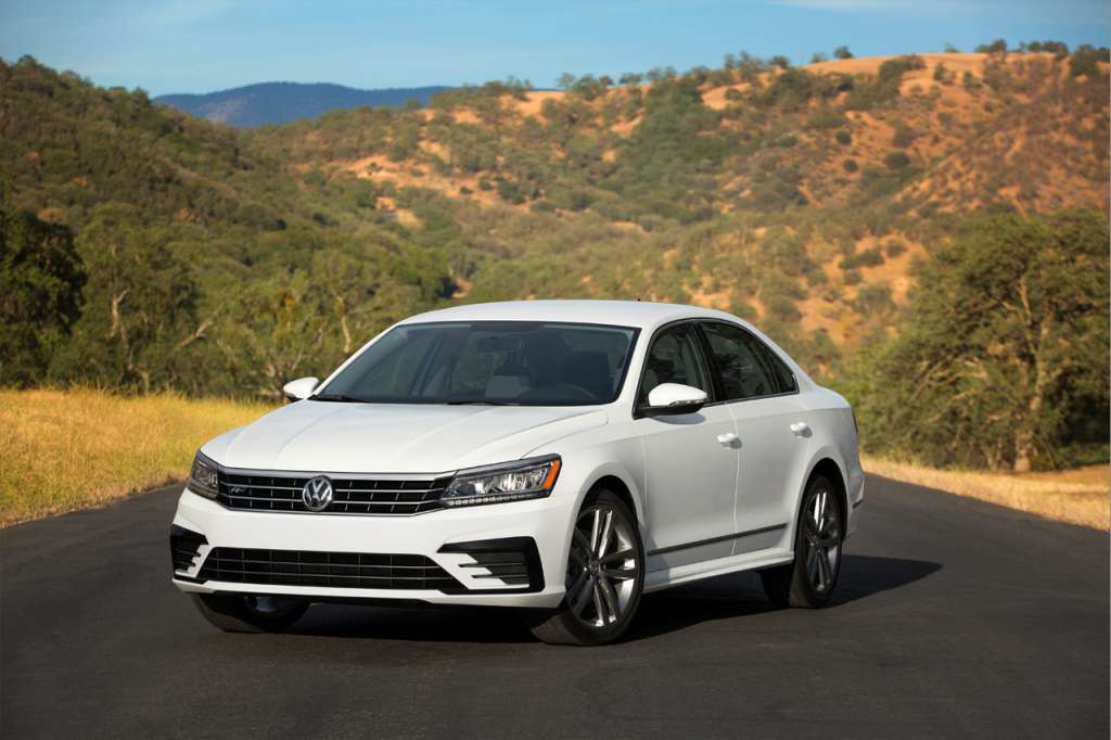 2016_Volkswagen_Passat_2