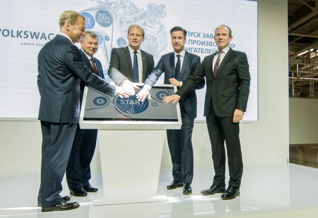 Dmitri Medvedev, Russian Prime Minister, Anatoly Artamonov, Governor of Kaluga Region, Marcus Osegowitsch, General Manager of Volkswagen Group Rus, Thomas Schmall, Member of the Board of Management of the Volkswagen Passenger Cars brand responsible for Components and Andreas Klar, Kaluga plant manager, start the engine production at the Kaluga plant.