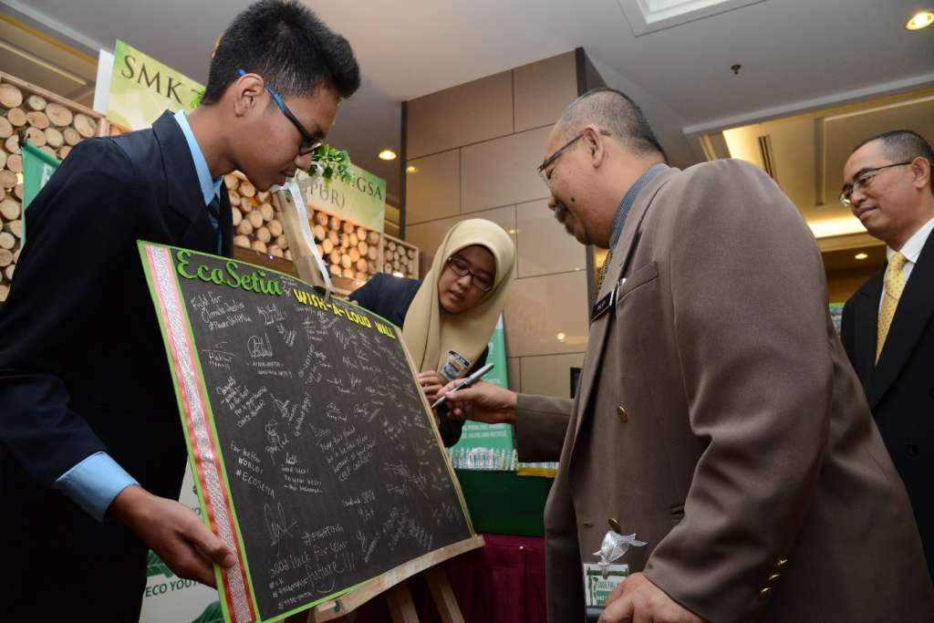 Exhibition Tour by Tn Hj Mohd Anuar Abd Hamid, Sr Principal Assist. Director, Co-Curriculum & Arts Div., MOE