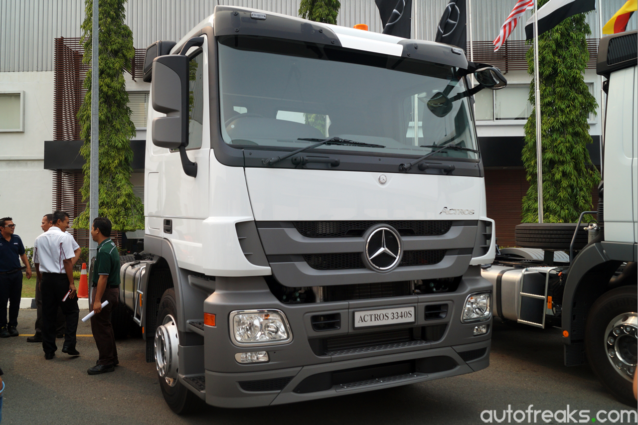 Mercedes-Benz_Malaysia_Commercial_vehicle_milestone (1)