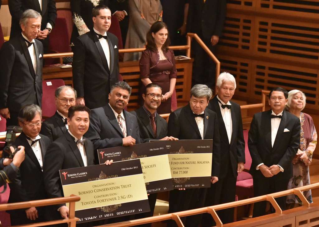 Recipients from Borneo Conservation Trust, Malaysian Nature Society & World Wide Fund for Nature, Malaysia, photographed with HRH Sultan of Selangor and top management of UMW Toyota Motor