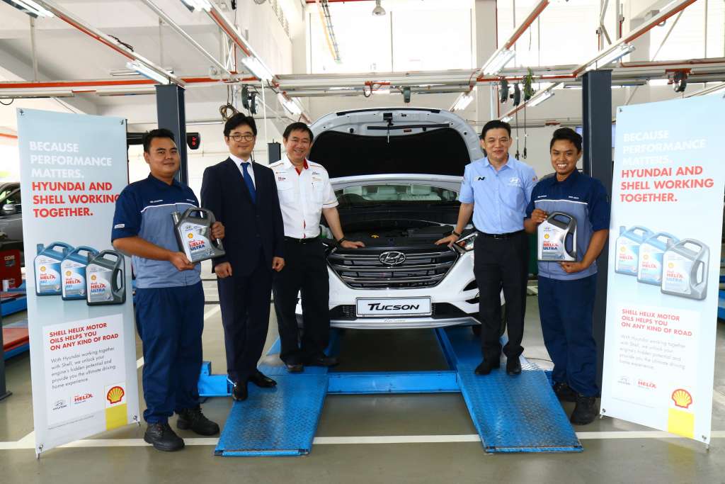 L to R - With Hyundai Technicians and the newly launched Shell-Hyundai Engine Oil are Mr Ahn Joon Moo, Mr Leslie Ng and Mr Lau Yit Mun (1)