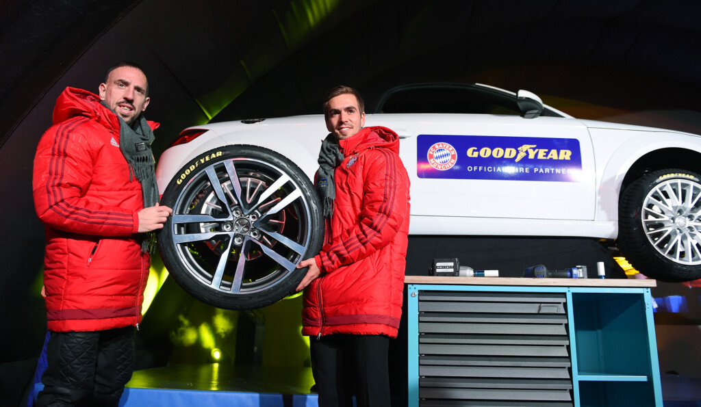 Muenchen 25.11.2015 Der FC Bayern Muenchen praesentiert seinen neuen Platin Partner Goodyear. Franck Ribery (li.) und Philipp Lahm FOTO: Goodyear