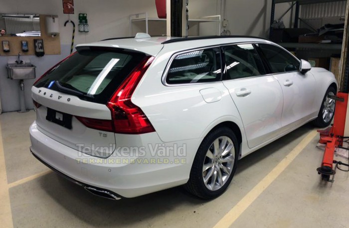 2017_Volvo_V90_Wagon