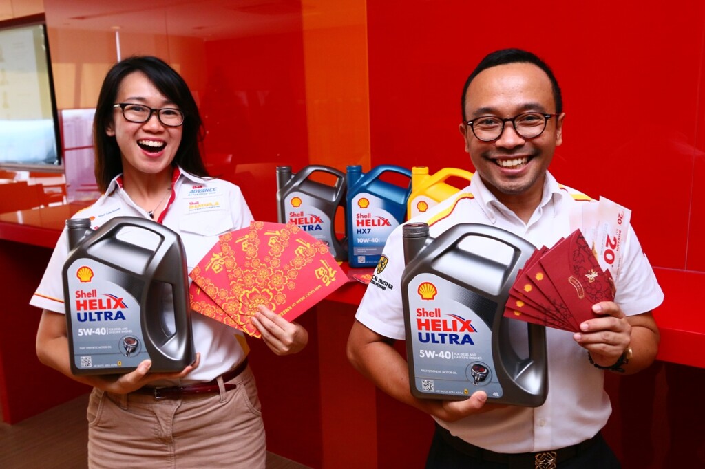 Shell Helix Brand Manager Joanna Lean (L) and Shell Malaysia Head of Retail Marketing Ben Mahmud with the Lucky Ang Pows