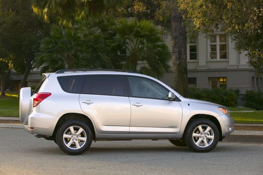 2006_Toyota_RAV4_Limited_003